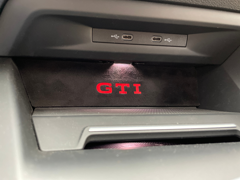 1 Alcantara Einlage Ablagefach Handy inkl. GTI Logo in rot passend für die  VW Golf 8 Modelle Typ CD