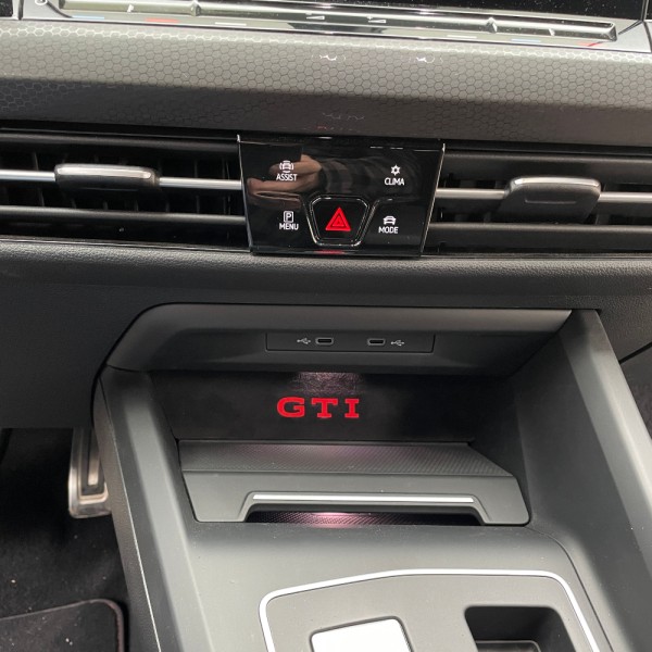 1 Alcantara Einlage Ablagefach Handy inkl. GTI Logo in rot passend für die VW Golf 8 Modelle Typ CD